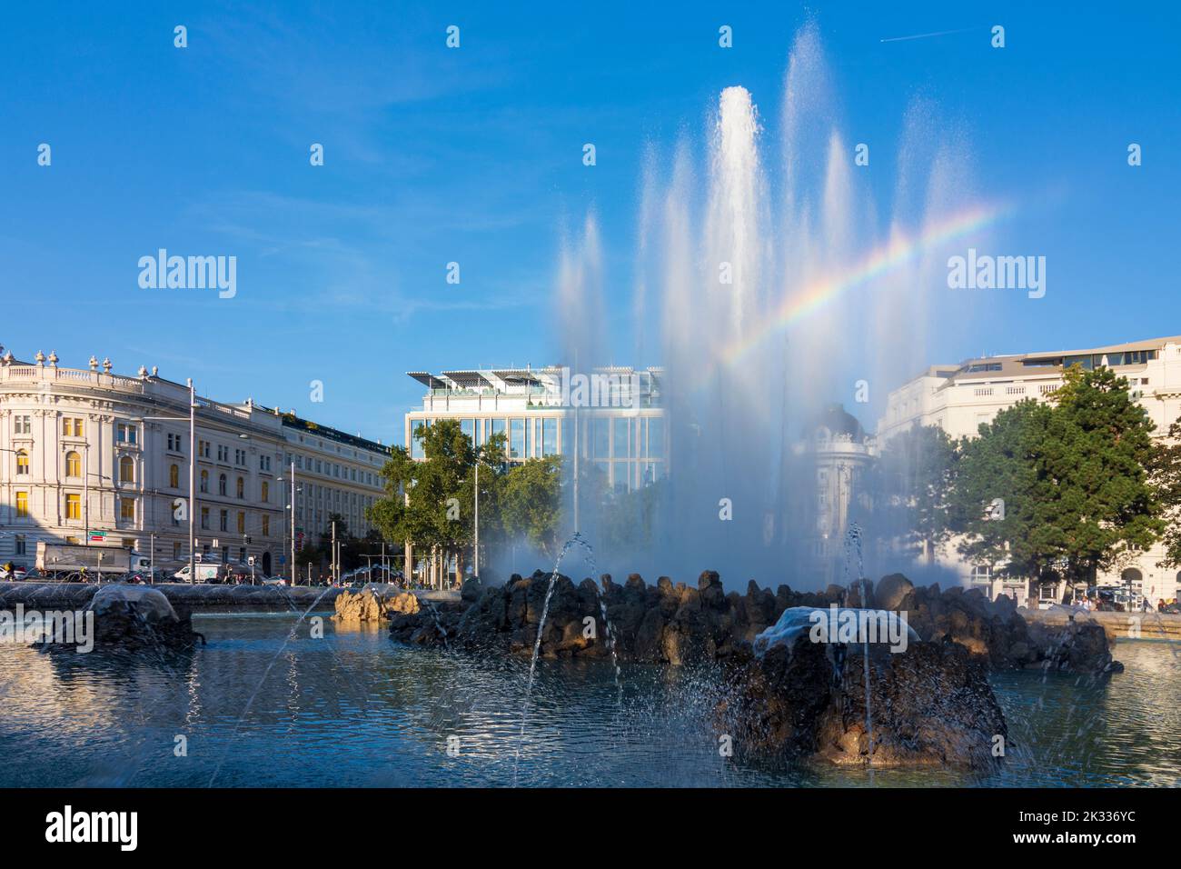 Wien, Vienne: arc-en-ciel à Hochstrahlbrunnen (grande fontaine à jet) en 03. Landstraße, Wien, Autriche Banque D'Images