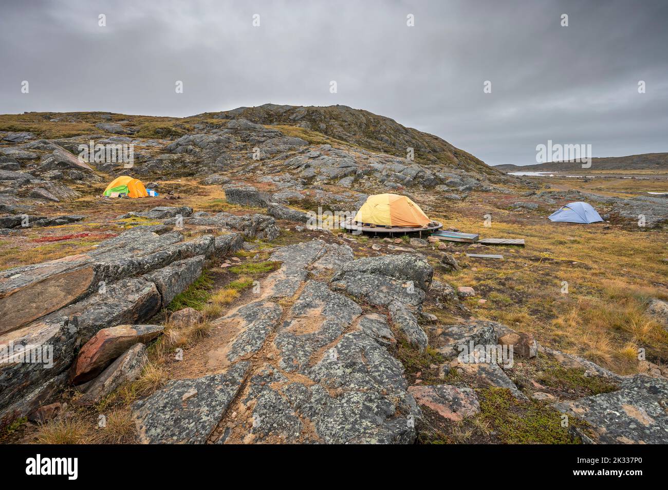 Trois terrains de camping au milieu des rochers de la toundra du parc territorial Sylvia Grinnell, près d'Iqaluit Banque D'Images