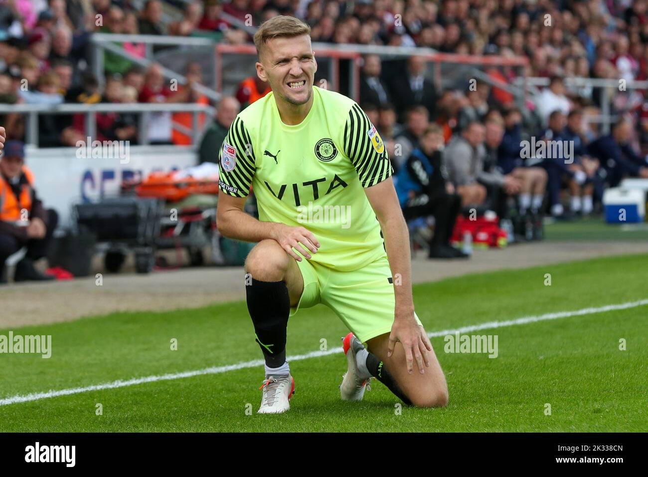 Mark Kitching du comté de Stockport ressent la douleur lors de la première moitié du match de la Sky Bet League 2 entre Northampton Town et Stockport County au PTS Academy Stadium, Northampton, le samedi 24th septembre 2022. (Credit: John Cripps | MI News) Credit: MI News & Sport /Alay Live News Banque D'Images