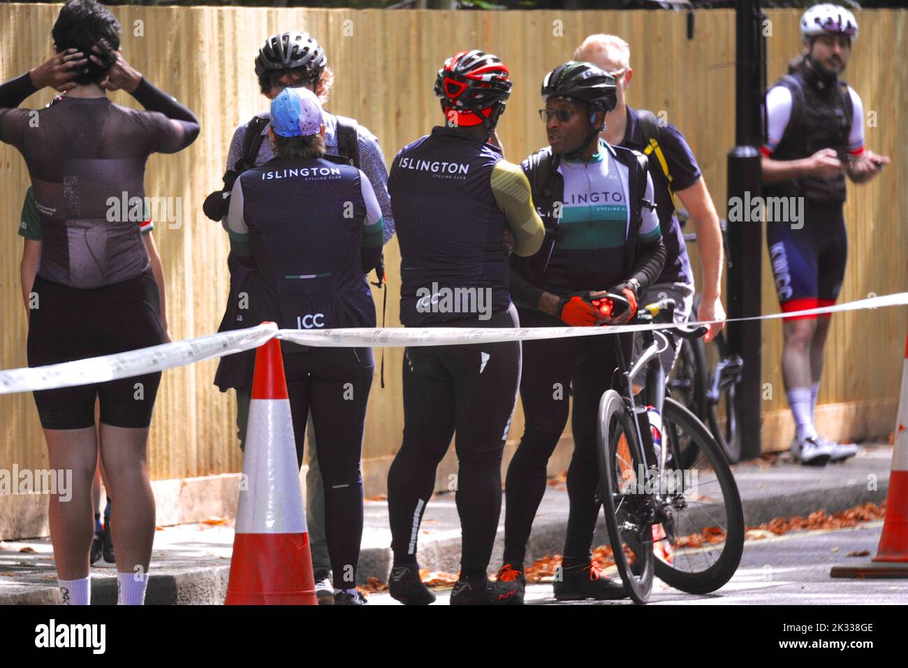 Spectateurs cyclistes sur Swains Lane à Highgate, Londres, lors d'une course de rue Urban Hill Climb organisée par la London Cycling Campaign (sponsorisée par Osbornes Law). L'événement est une course à plat dans la rue la plus raide de Londres et, en plus des catégories d'âge et de sexe, des compétitions pour les vélos pliants et cargo. Swain’s Lane est l’ascension la plus célèbre et la plus célèbre de Londres. La voie est une section de route extrêmement raide, située entre Hampstead Heath et Highgate Cemetery avec un gradient qui est en moyenne de 9% sur 0,6km, mais augmente à 14% près du sommet de l'ascension. Banque D'Images