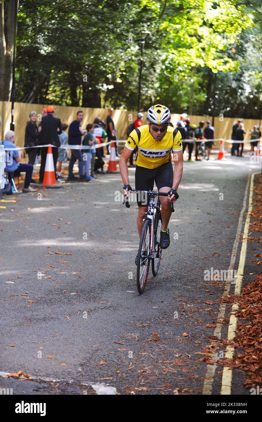 Un cycliste s'étreintant alors qu'il monte sur Swains Lane à Highgate, Londres, lors d'une course de rue Urban Hill Climb organisée par la London Cycling Campaign (sponsorisée par Osbornes Law). L'événement est une course à plat dans la rue la plus raide de Londres et, en plus des catégories d'âge et de sexe, des compétitions pour les vélos pliants et cargo. Swain’s Lane est l’ascension la plus célèbre et la plus célèbre de Londres. La voie est une section de route extrêmement raide, située entre Hampstead Heath et Highgate Cemetery avec un gradient qui est en moyenne de 9% sur 0,6km, mais augmente à 14% près du sommet de l'ascension. Banque D'Images