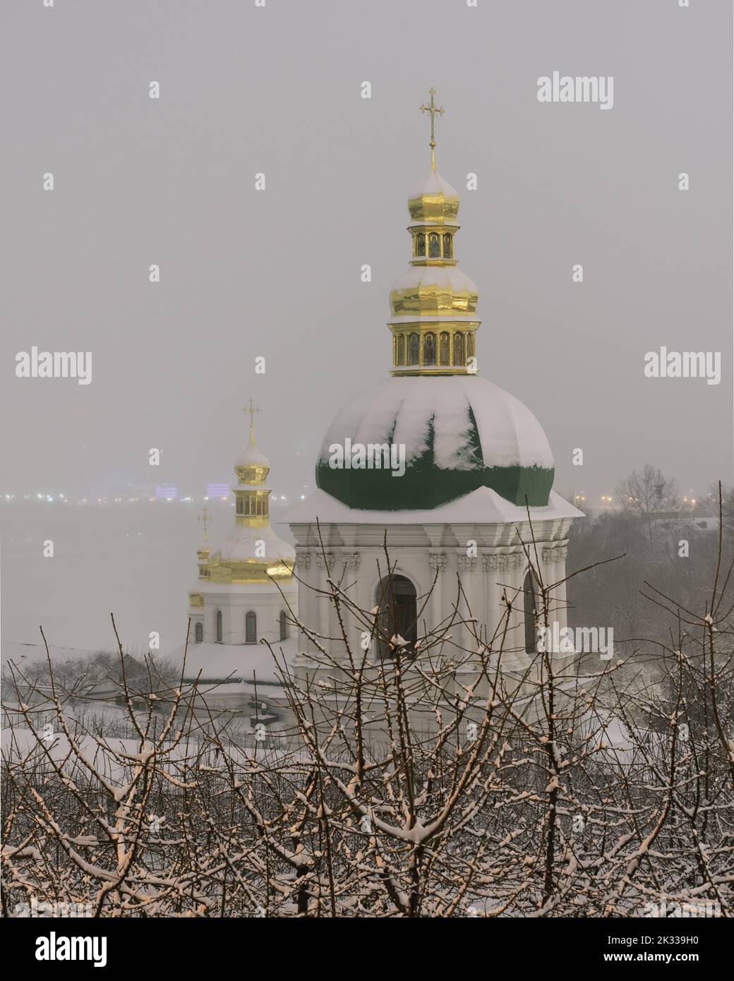 Hiver en Ukraine avec une vue sur le Kyiv Pechersk Lavra Banque D'Images