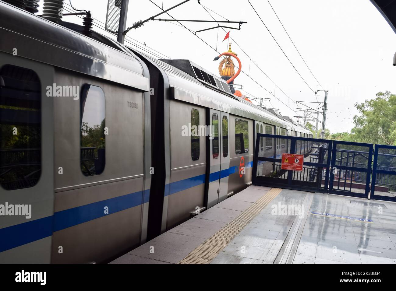Train de métro de Delhi arrivant à la station de métro Jhandewalan à