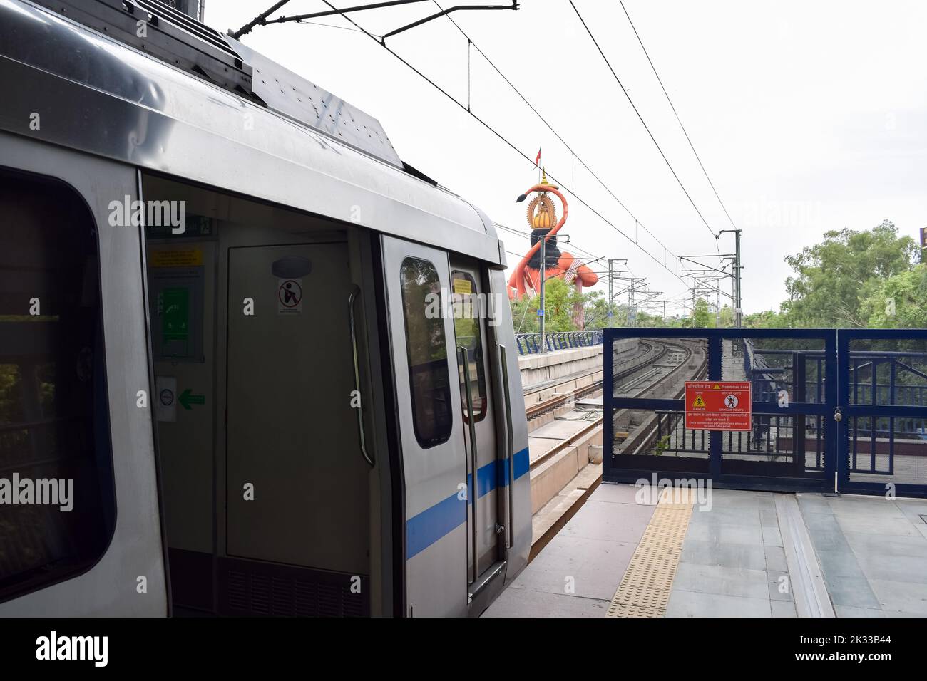Train de métro de Delhi arrivant à la station de métro Jhandewalan à