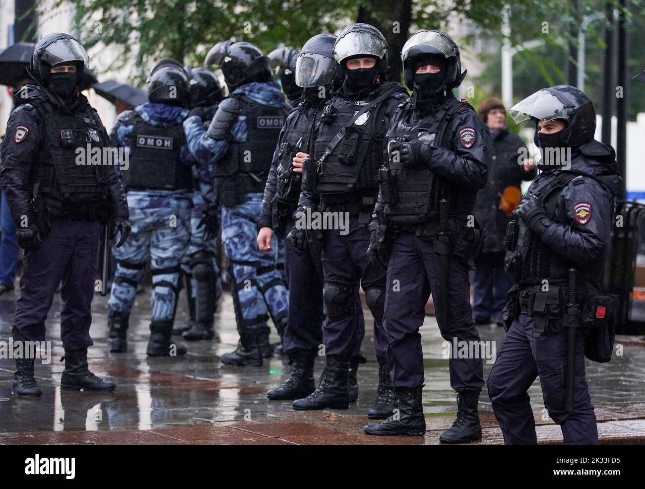 Les forces de l'ordre russes sont en garde lors d'un rassemblement, après que les militants de l'opposition ont appelé à des manifestations de rue contre la mobilisation des réservistes commandée par le président Vladimir Poutine, à Moscou, en Russie, 24 septembre 2022. PHOTOGRAPHE REUTERS/REUTERS Banque D'Images