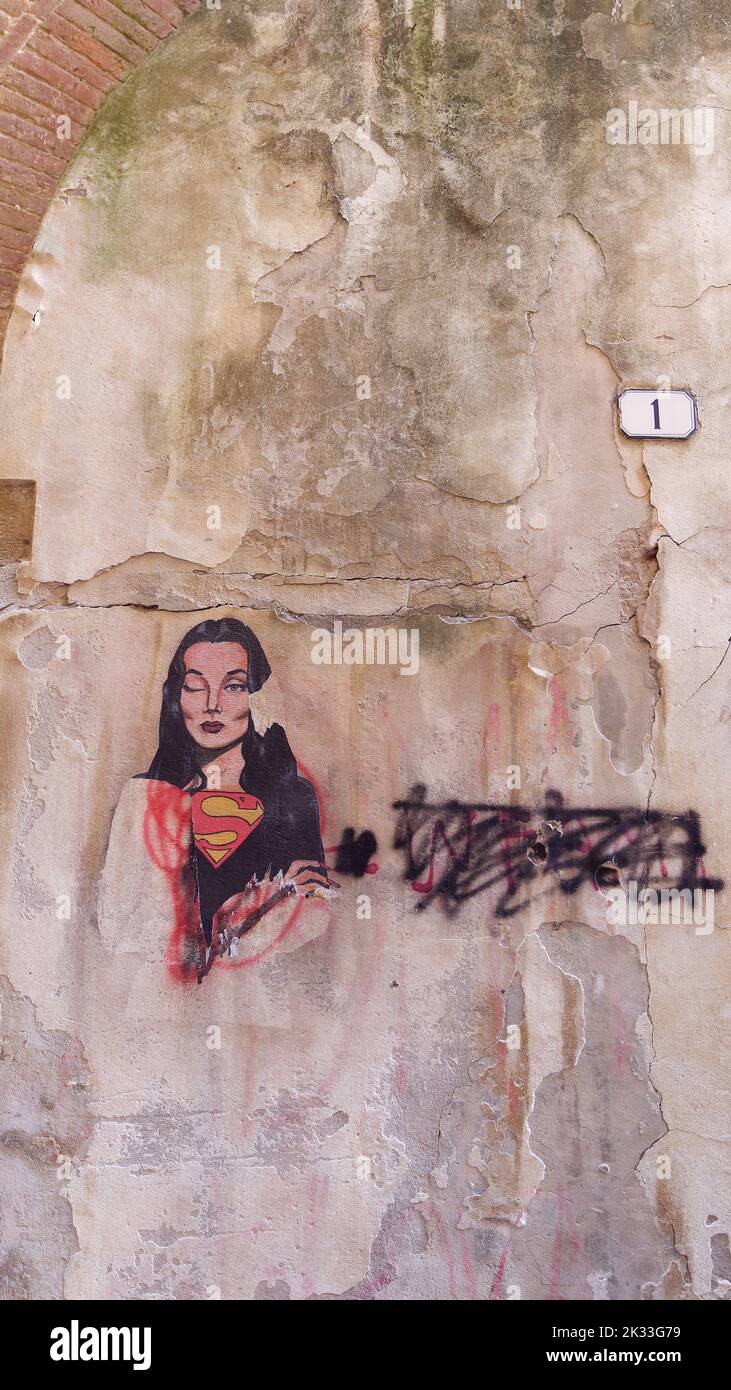 Superwoman Street Art sur un vieux mur à Lucca, Toscane, Italie Banque D'Images