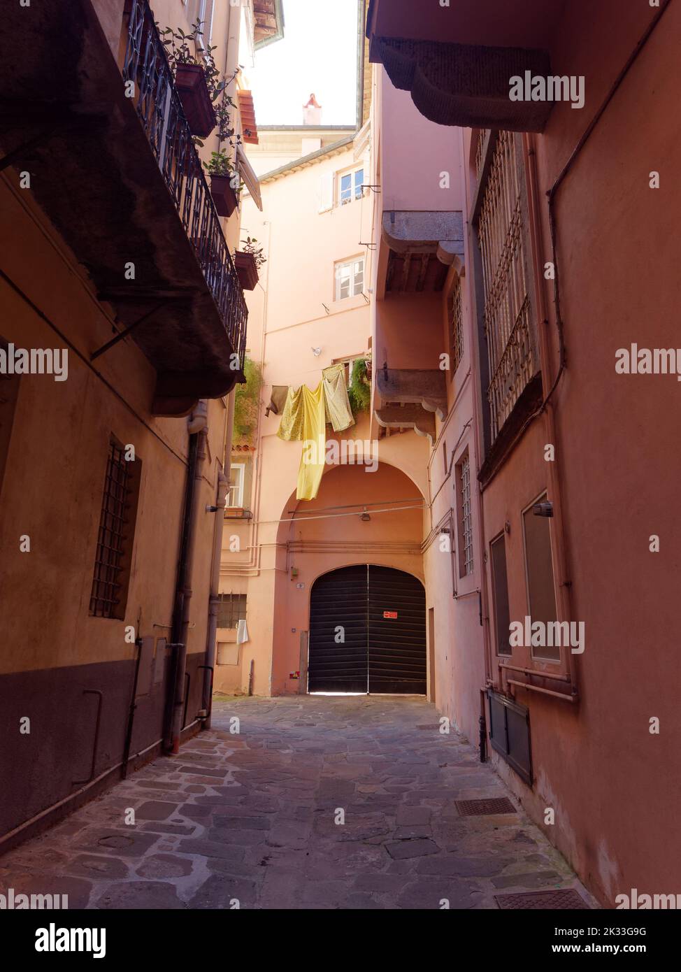 Rue étroite dans le centre historique de la ville de Lucca, Toscane, Italie Banque D'Images