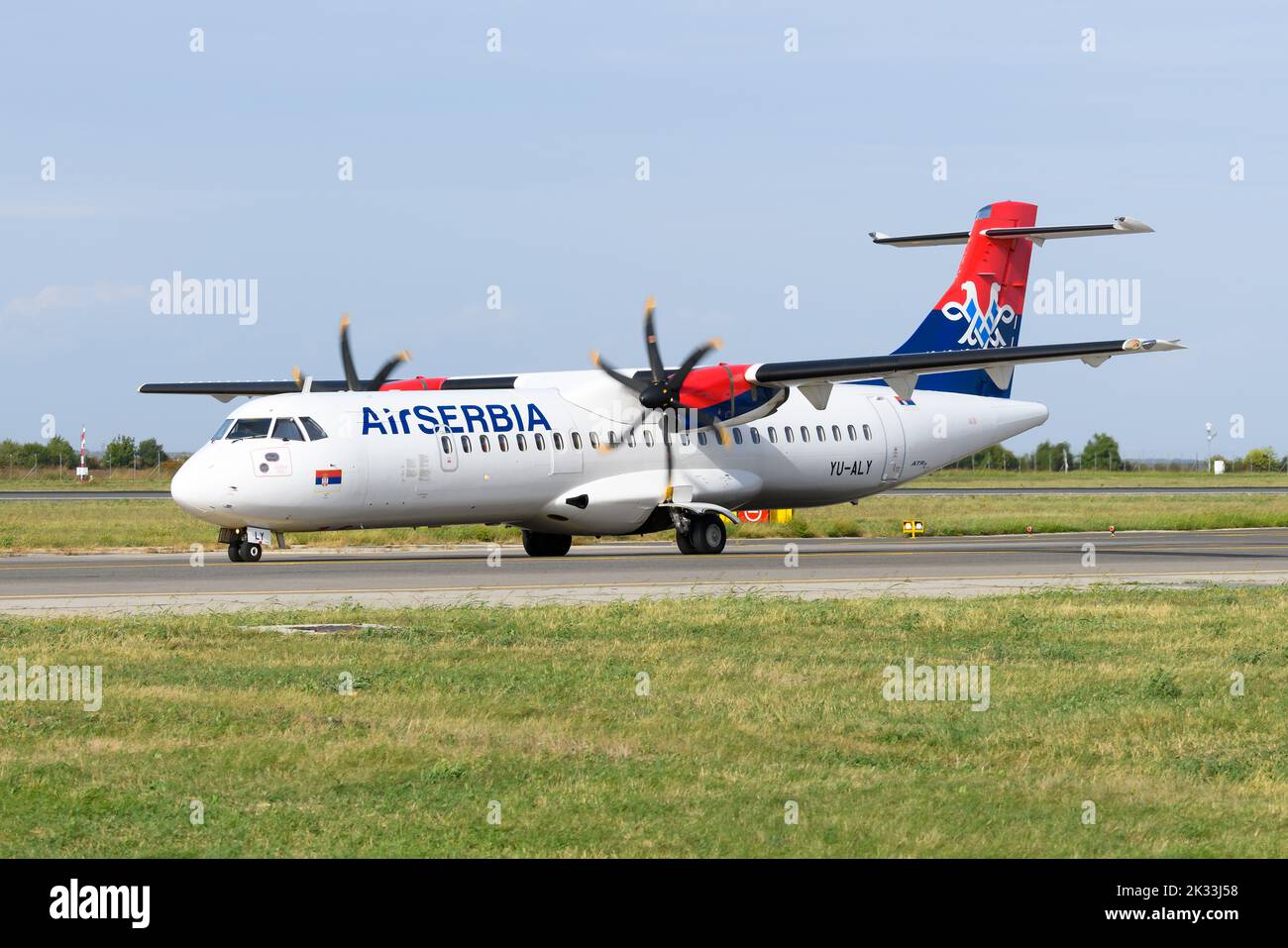 Avion Air Serbie ATR 72. Compagnie aérienne de Serbie avec un avion ATR. Banque D'Images