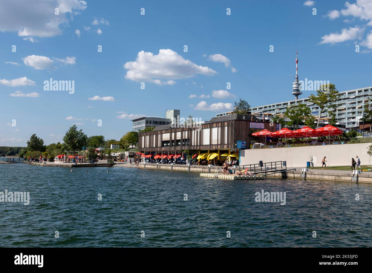 Vienne, Autriche - 10 août 2022: Les viennois les utilisent pour se détendre, dans les bars et les restaurants le long du vieux Danube ou à la plage de Copa et la ville submergée sur Da Banque D'Images