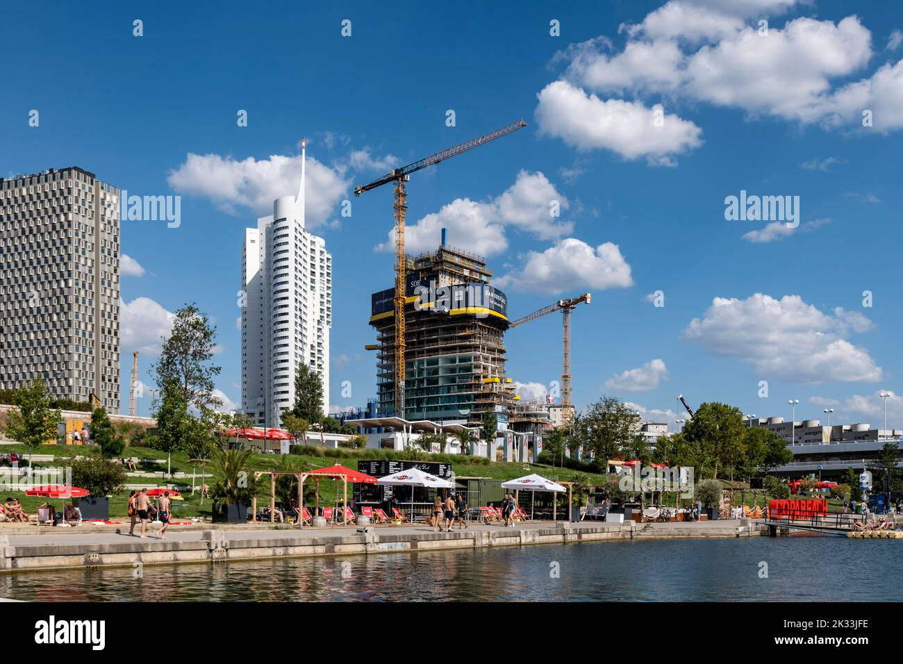 Vienne, Autriche - 10 août 2022: Les viennois les utilisent pour se détendre, dans les bars et les restaurants le long du vieux Danube ou à la plage de Copa et la ville submergée sur Da Banque D'Images