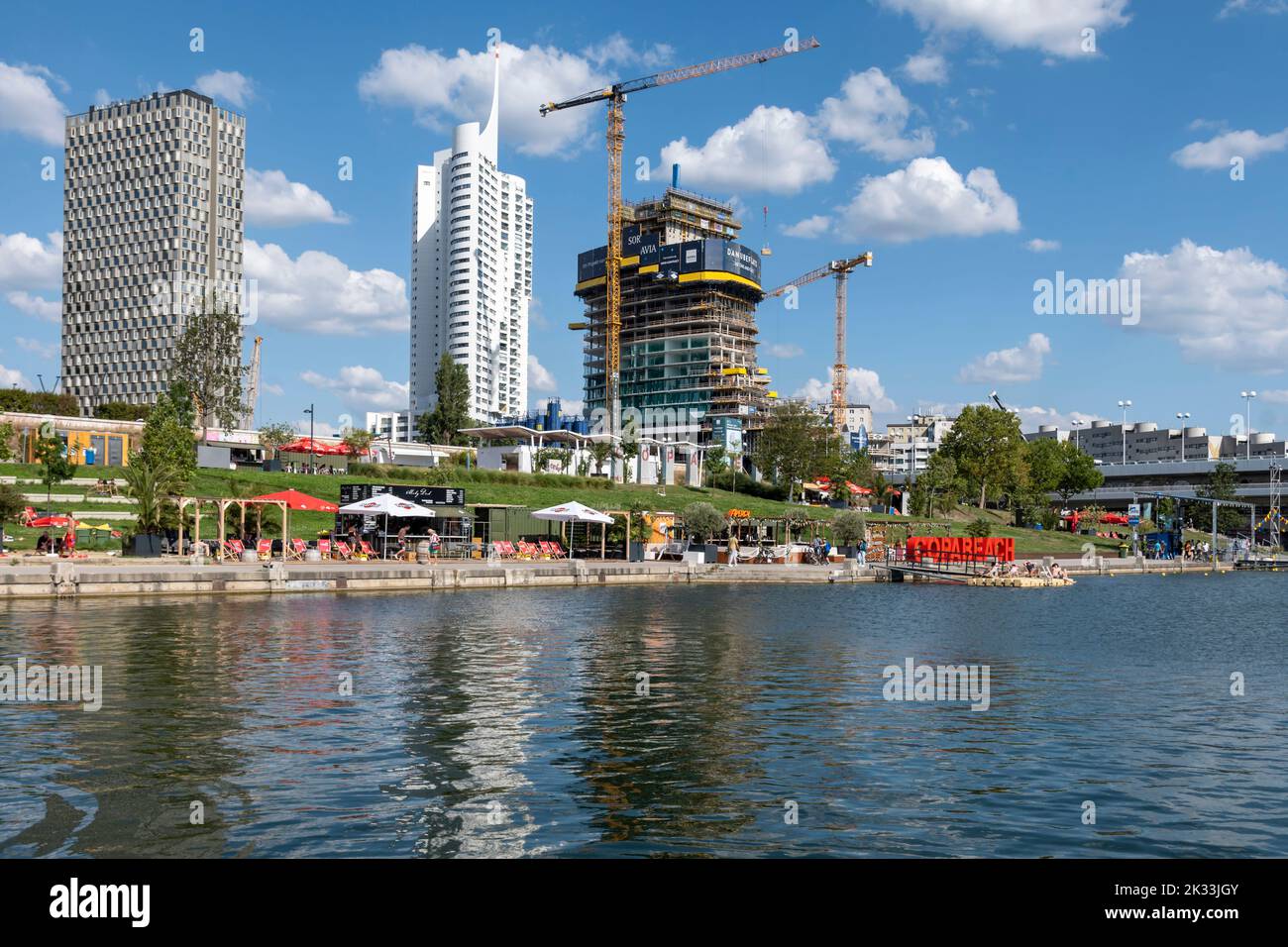 Vienne, Autriche - 10 août 2022: Les viennois les utilisent pour se détendre, dans les bars et les restaurants le long du vieux Danube ou à la plage de Copa et la ville submergée sur Da Banque D'Images