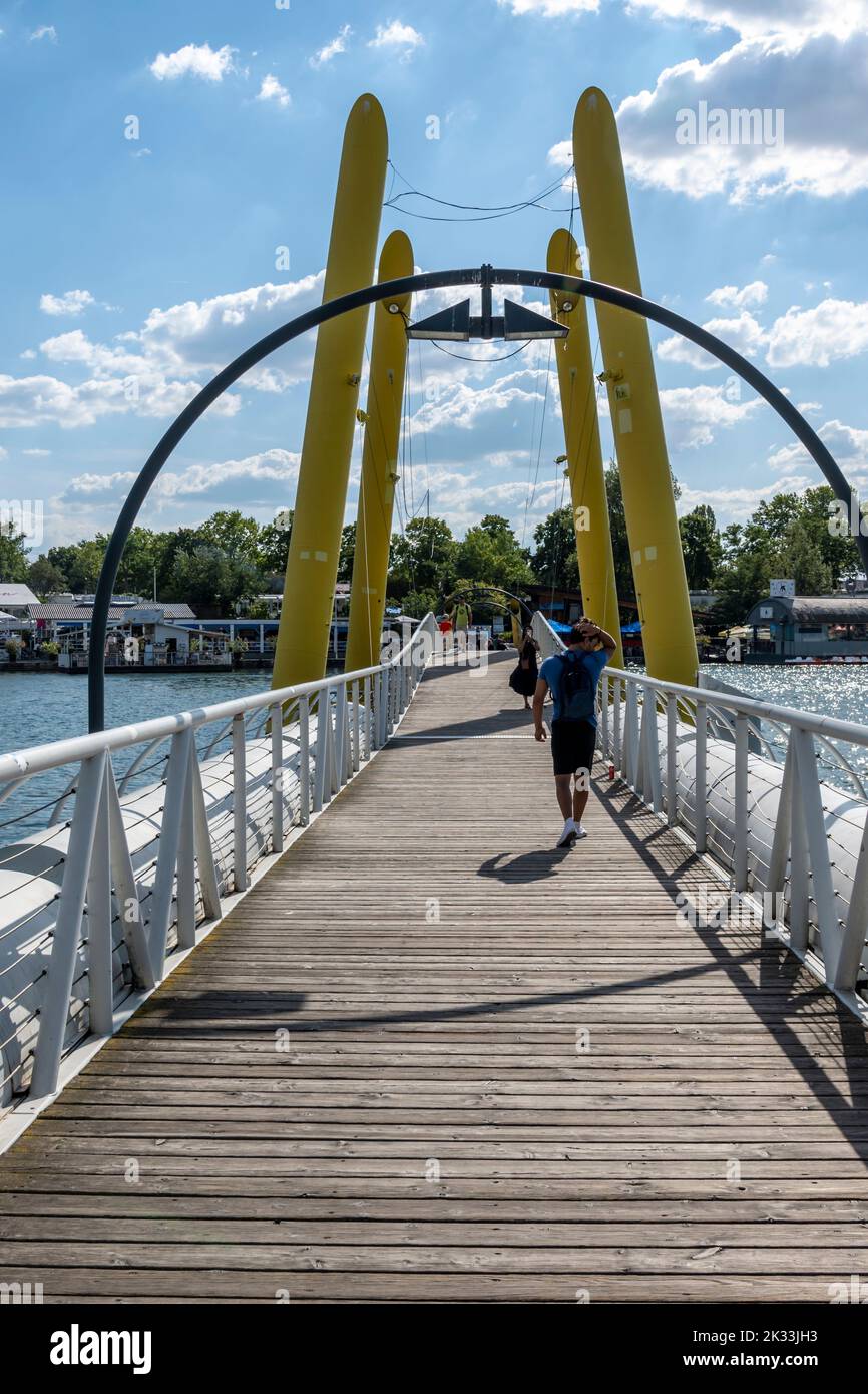 Vienne, Autriche - 10 août 2022: Les viennois les utilisent pour se détendre, dans les bars et les restaurants le long du vieux Danube ou à la plage de Copa et la ville submergée sur Da Banque D'Images