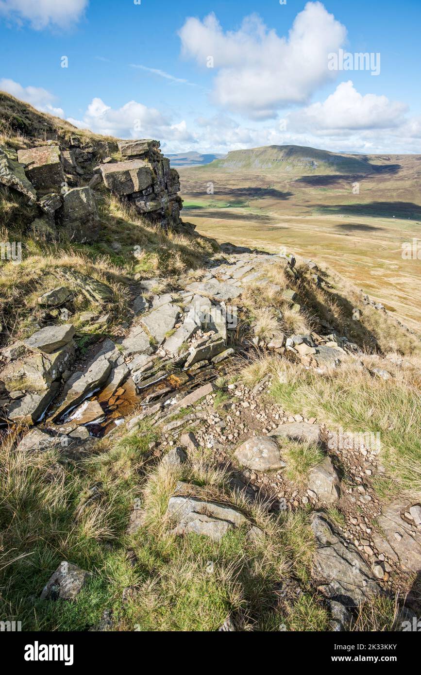 Fountains Fell est une montagne dans le Yorkshire Dales.le sommet principal (SD864716) a une hauteur de 668 mètres (2 192 pieds). Pennine Way route s'étend sur Fell. Banque D'Images