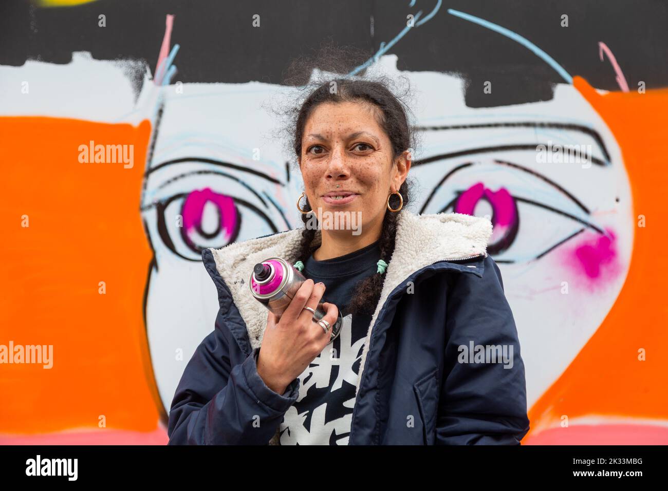Birmingham, Royaume-Uni. 24th septembre 2022. Artiste du groupe 'RestingB face', une des environ une douzaine d'artistes de graffiti féminins travaillant sur les murs de Digbeth dans le cadre du High vis Street Art Festival aux Tea Works. L'art de rue de ce genre est souvent considéré comme une culture dominée par les hommes, mais cela change. Crédit : Peter Lophan/Alay Live News Banque D'Images