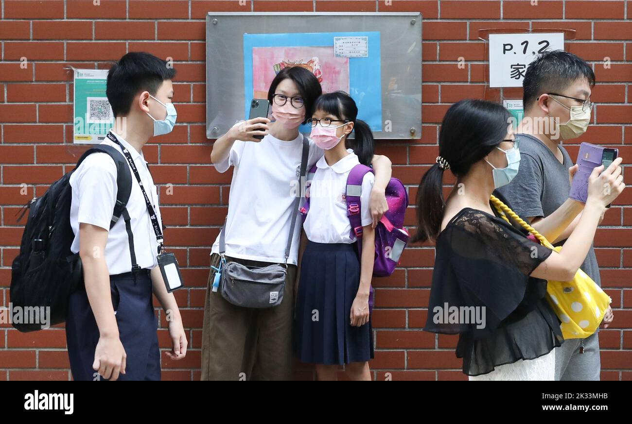 Les élèves de l'école primaire du gouvernement de la route Hennessy retournent à l'école le premier jour du nouveau terme à WAN Chai. 01SEP22 SCMP/Yik Yeung -man Banque D'Images