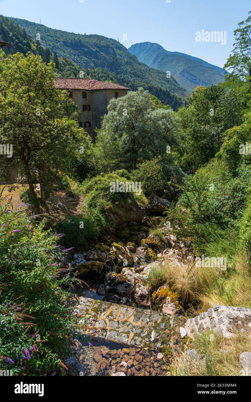 Le petit village de Moline, près de San Lorenzo à Banale. Province de trente, Trentin-Haut-Adige, Italie. Banque D'Images