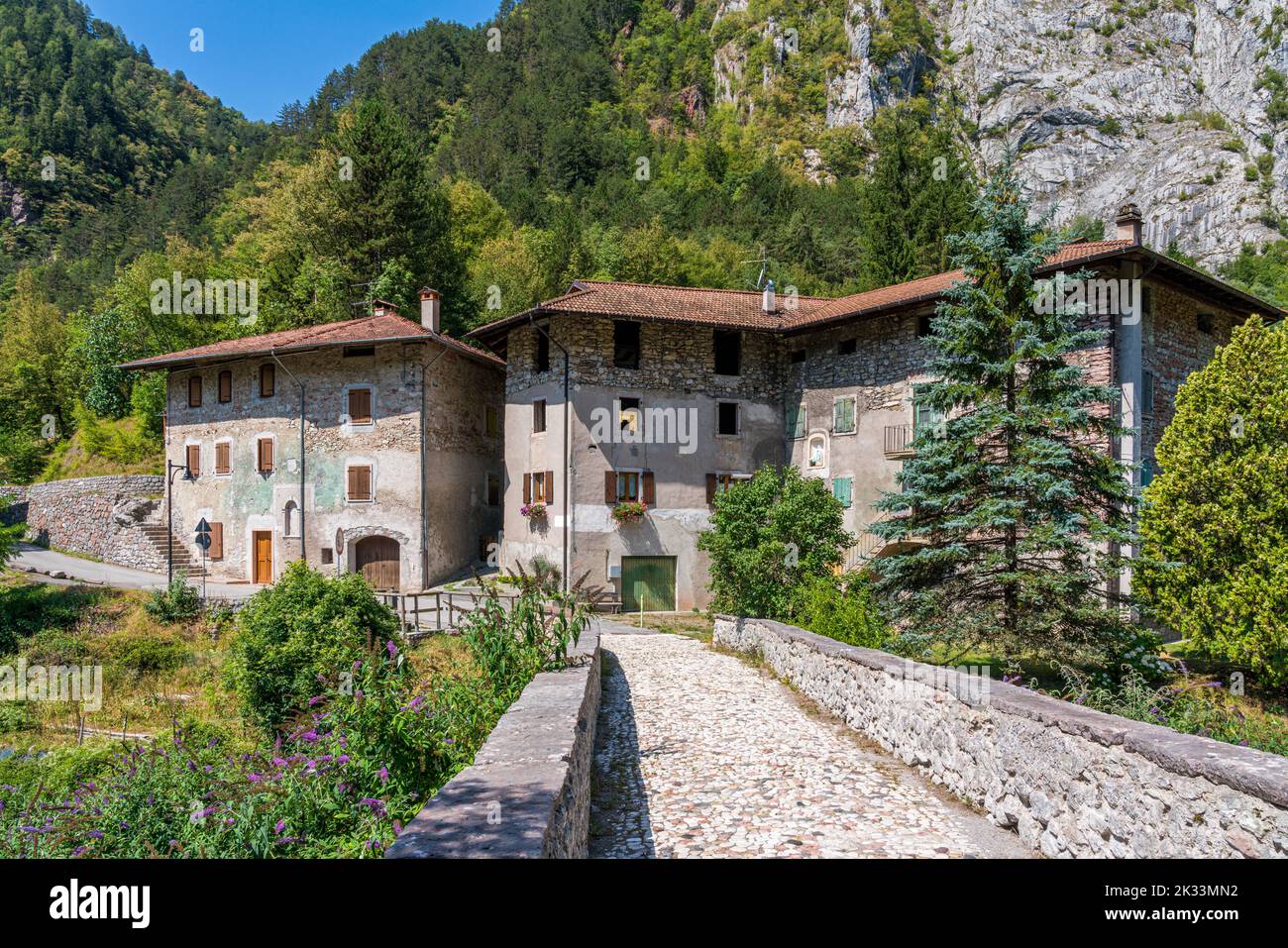 Le petit village de Moline, près de San Lorenzo à Banale. Province de trente, Trentin-Haut-Adige, Italie. Banque D'Images