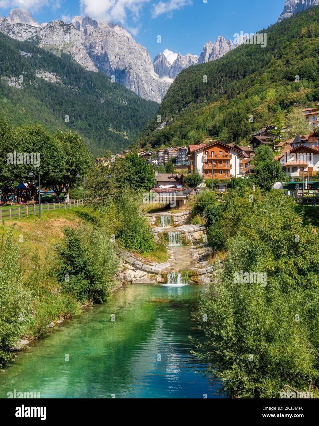 Vue d'été idyllique à Molveno, dans la province de Trento, Trentin-Haut-Adige, Italie. Banque D'Images