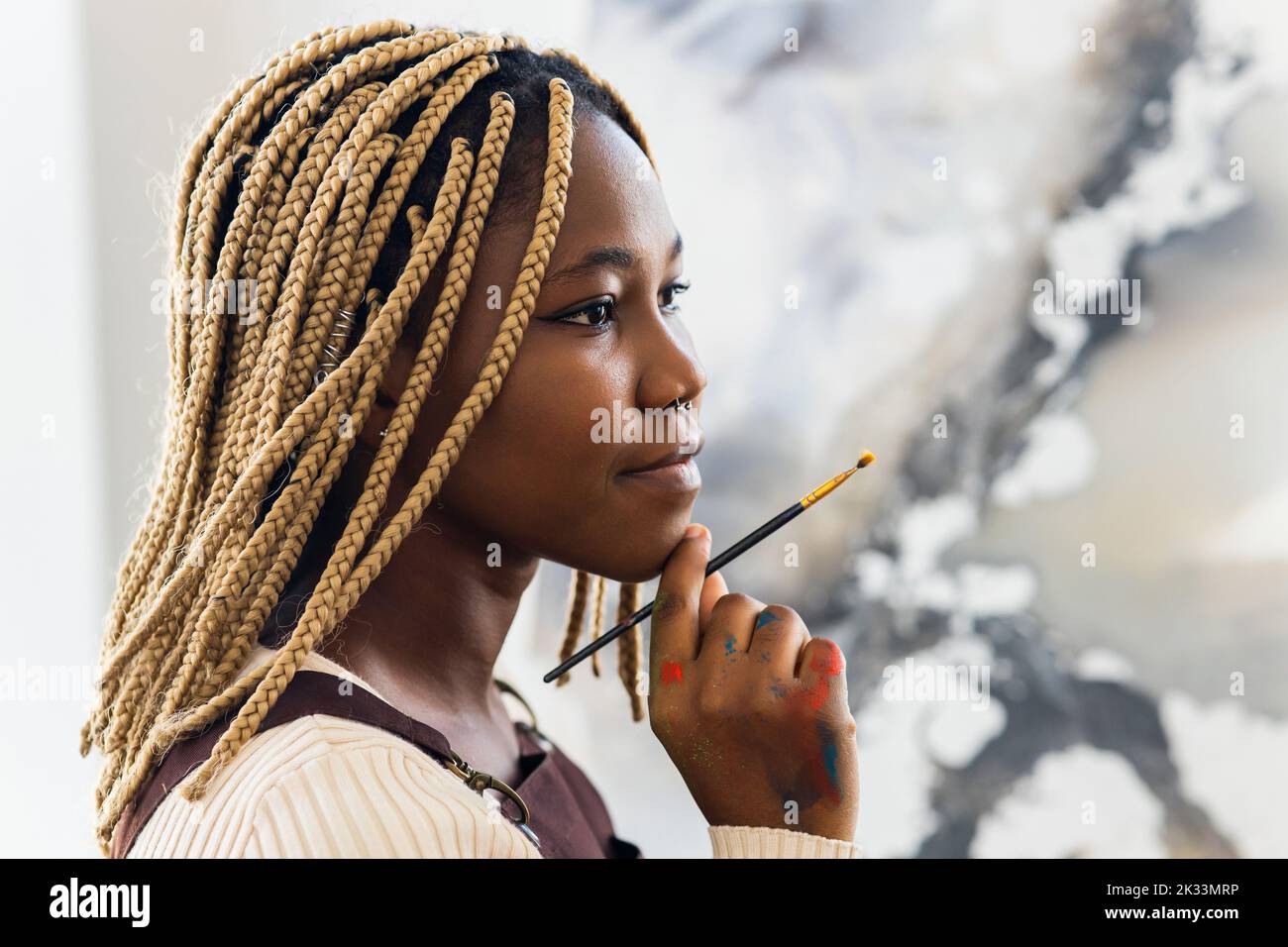 femme afro-américaine étudiante en classe d'art inspirée et de peinture Banque D'Images