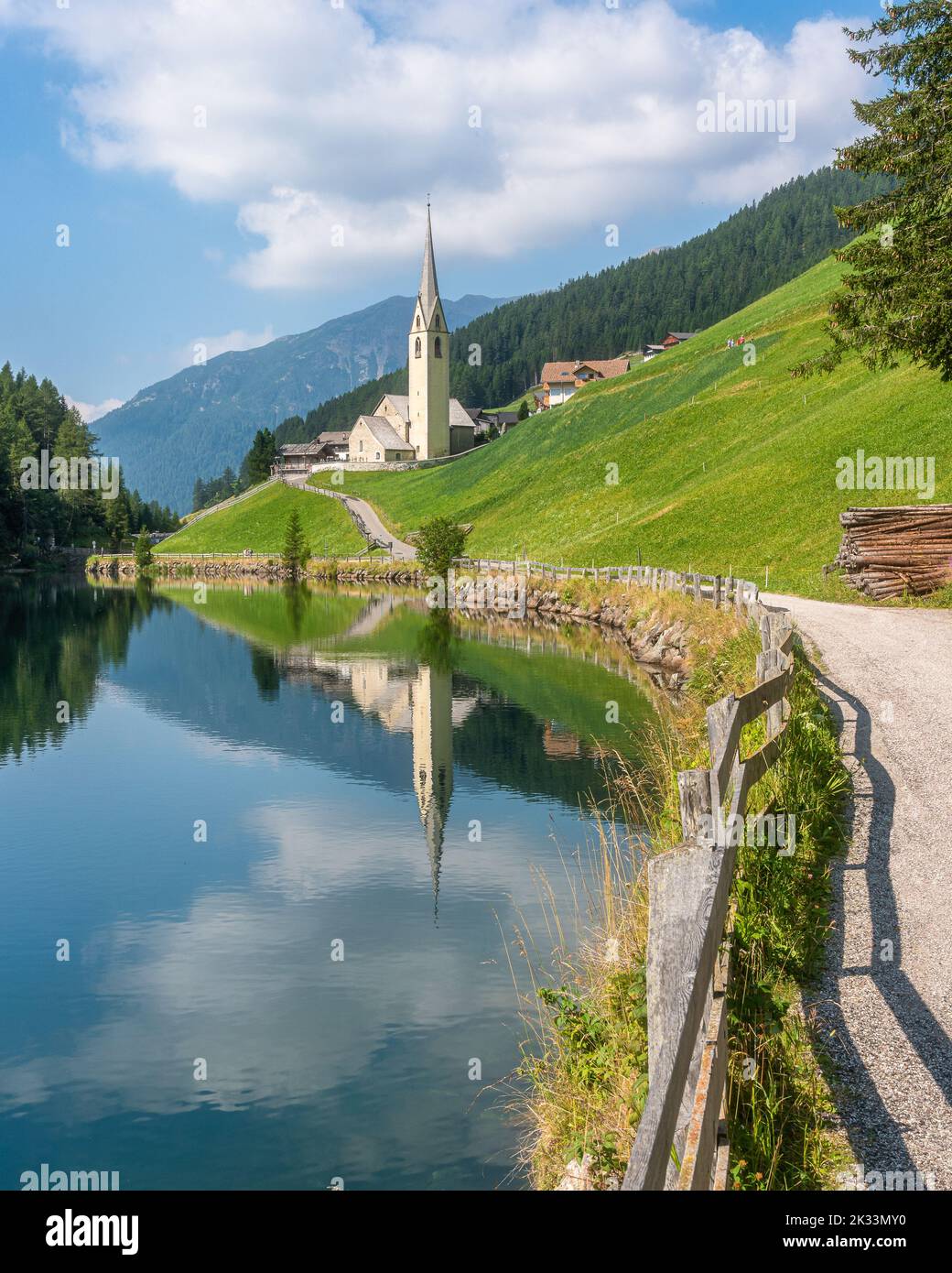 Paysage idyllique à Valdura, vallée de la Sarentino, près de Bolzano, Trentin-Haut-Adige, Italie. Banque D'Images