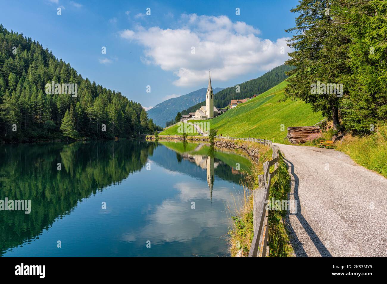 Paysage idyllique à Valdura, vallée de la Sarentino, près de Bolzano, Trentin-Haut-Adige, Italie. Banque D'Images