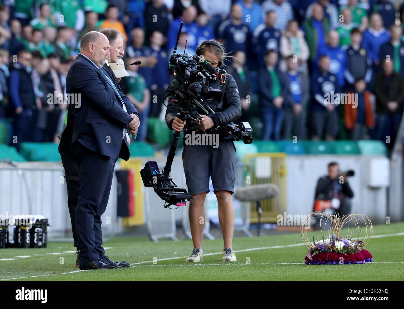 Le président de l'Irish football Association Conrad Kirkwood (à gauche) après avoir déposé une couronne sur le terrain en souvenir de la reine Elizabeth II avant le match du groupe J de l'UEFA Nations League à Windsor Park, Belfast. Date de la photo: Samedi 24 septembre 2022. Banque D'Images