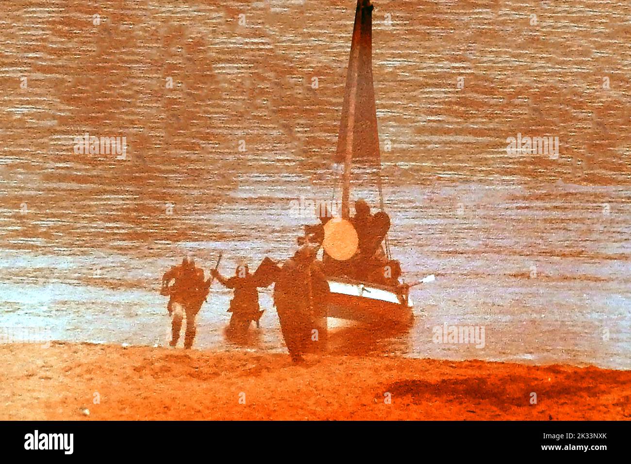 Une ancienne image atmosphérique des Vikings débarquant sur les côtes britanniques (par un groupe de loisirs historique). Banque D'Images