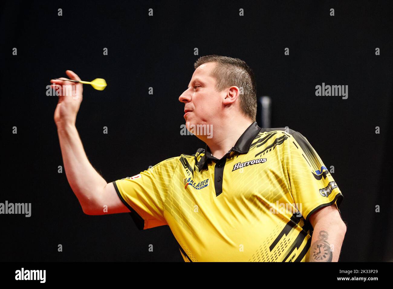 Anglais Dave Chisnall photographié en action pendant la deuxième journée de l'Open des fléchettes belges, un tournoi dans le Tour européen qui a lieu de 23 septembre à 25 septembre à Wieze, samedi 24 septembre 2022. PHOTO DE BELGA JEF MATTSEE Banque D'Images