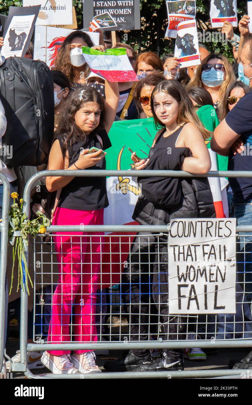 Londres, Angleterre, Royaume-Uni 24/09/2022 des manifestations se poursuivent à l'extérieur de l'ambassade d'Iran à la suite du décès de Mahsa Amini en Iran il y a un peu plus d'une semaine. Les femmes ont joué un rôle majeur dans la manifestation appelant à la démocratie et à la liberté. Banque D'Images