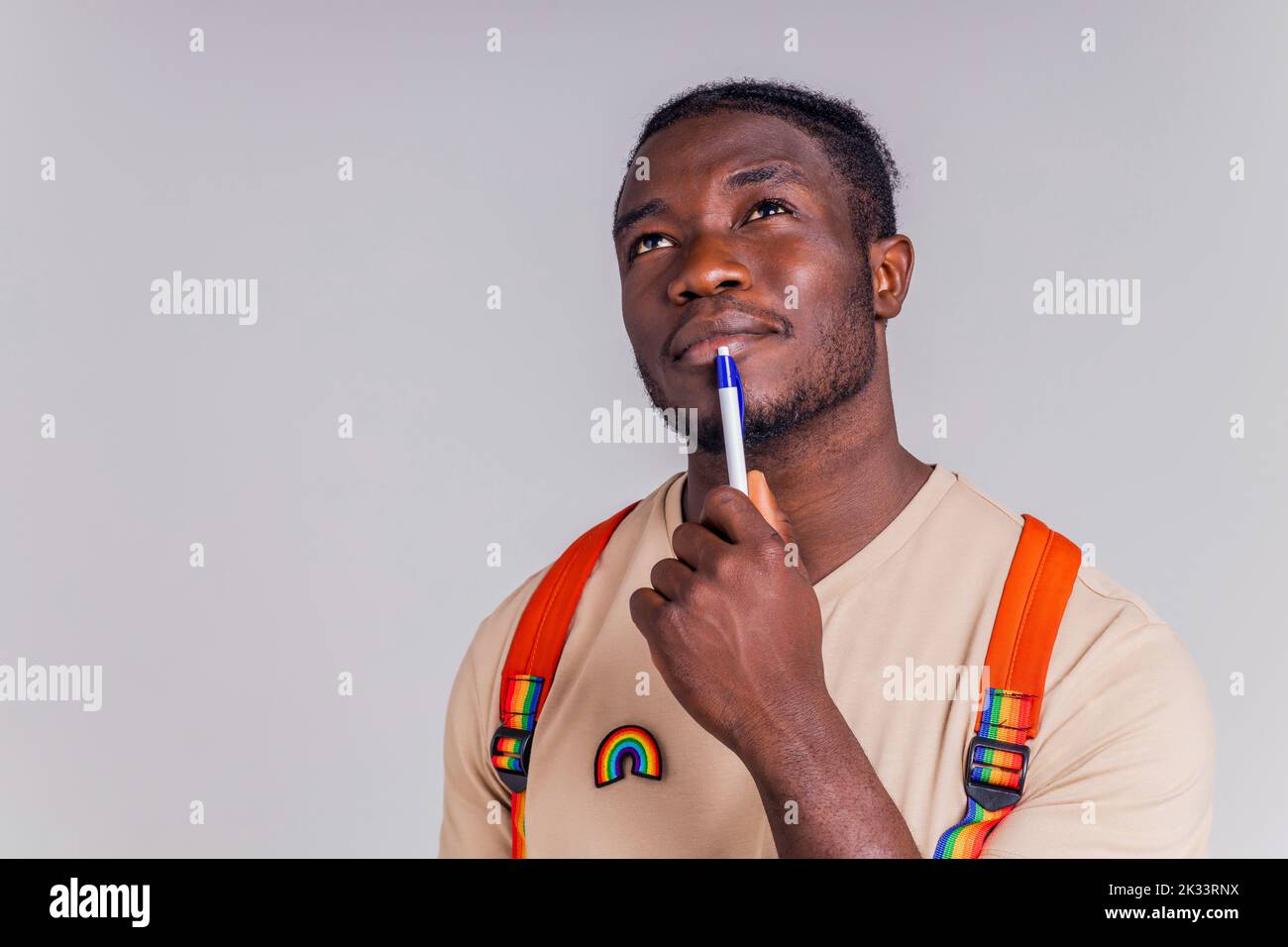 étudiant hispanique avec badge arc-en-ciel sur le t-shirt en studio isolat Banque D'Images