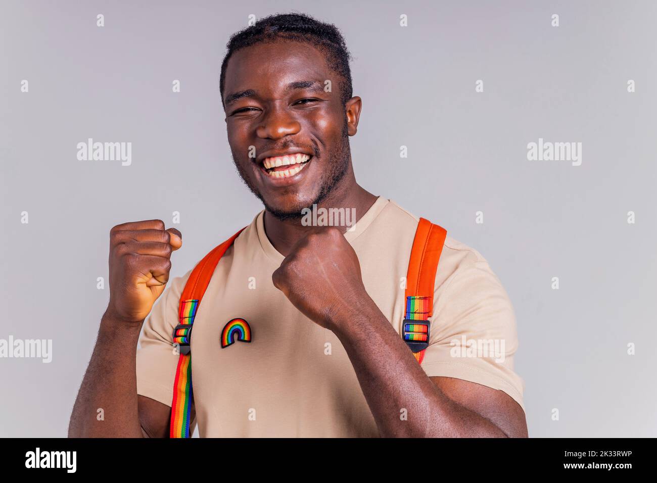 étudiant hispanique avec badge arc-en-ciel sur le t-shirt en studio isolat Banque D'Images