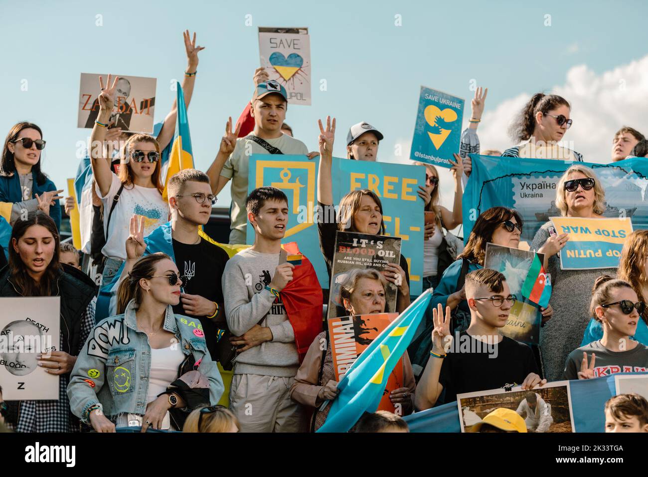 Istanbul, Turquie. 24th septembre 2022. Les manifestants ukrainiens tiennent des pancartes et trois doigts dans les airs comme symbole de l'emblème national ukrainien lors d'une manifestation anti-guerre et anti-référendum contre l'invasion russe de l'Ukraine. Après sept mois d'invasion de la Russie, elle a organisé et lancé un référendum dans quatre régions sur 23 septembre 2022, à Kherson, Zaporizhzhia, Donetsk, Et Lugansk. les nations occidentales ont dénoncé les référendums dans les régions contrôlées par la Russie comme des « shams ». (Photo de Nicholas Muller/SOPA Images/Sipa USA) crédit: SIPA USA/Alay Live News Banque D'Images