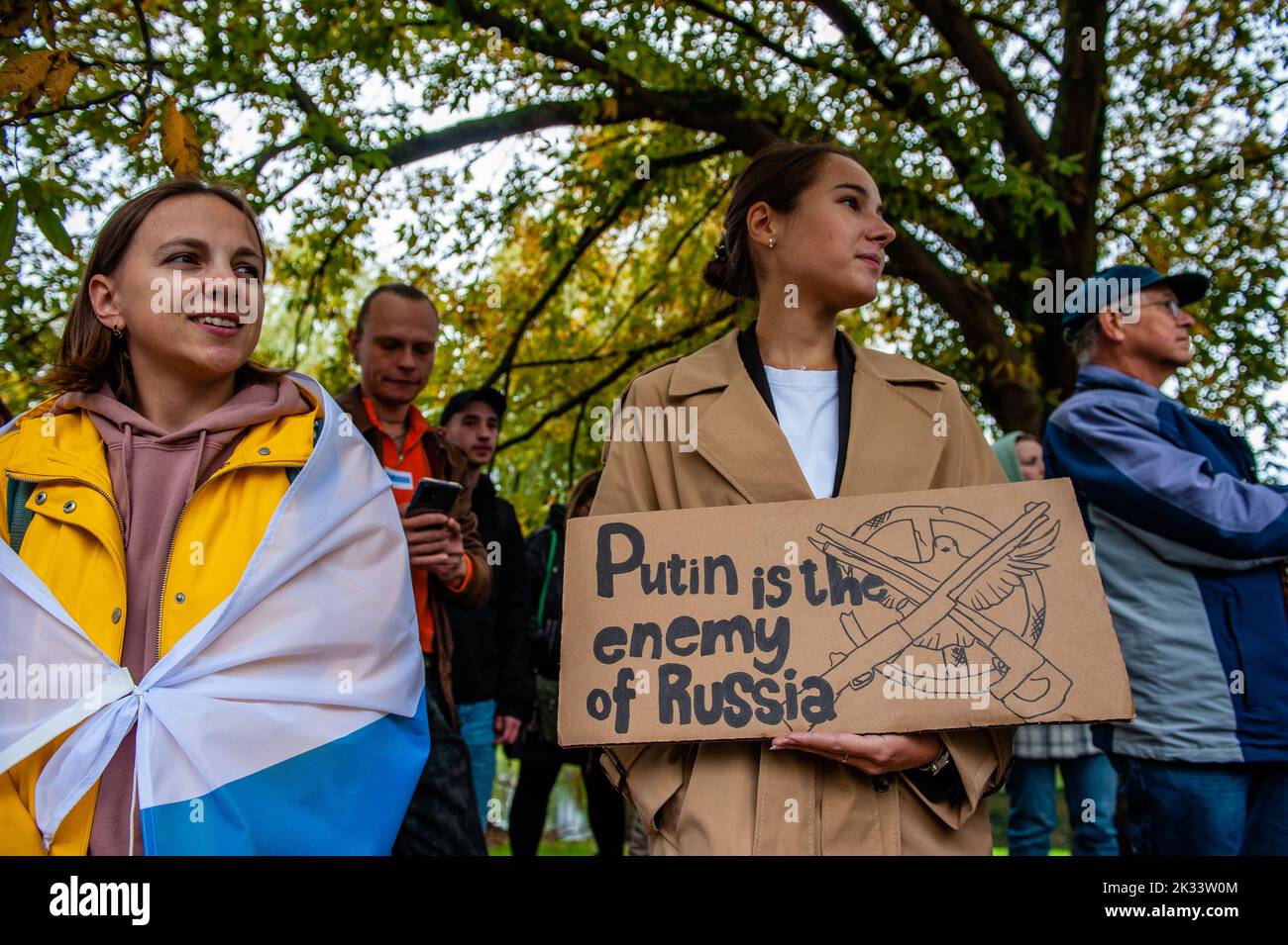 La Haye, pays-Bas. 24th septembre 2022. Une femme est vue en portant un écriteau contre Poutine au cours de la manifestation. Devant l'ambassade de Russie, à la Haye, la communauté russe des pays-Bas a organisé une protestation contre le décret du Président Vladimir Poutine visant à mobiliser partiellement les réservistes en Russie et contre la guerre en Ukraine. Malgré les lois rigoureuses de la Russie contre la critique de l'armée et de la guerre, des manifestations ont eu lieu dans tout le pays. Plus de 1 300 Russes ont été arrêtés lors de manifestations anti-guerre dans 38 villes. Crédit : SOPA Images Limited/Alamy Live News Banque D'Images