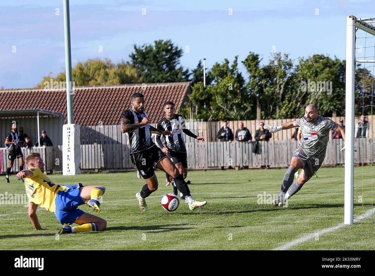 Connor Simpson, de Marske United, glisse pour marquer le premier égaliseur lors du match de la première division de la Ligue du Nord entre Marske United et Stafford Rangers au stade GER, Marske-by-the-Sea, le samedi 24th septembre 2022. (Crédit : Harry Cook | INFORMATIONS MI) crédit : INFORMATIONS MI et sport /Actualités Alay Live Banque D'Images