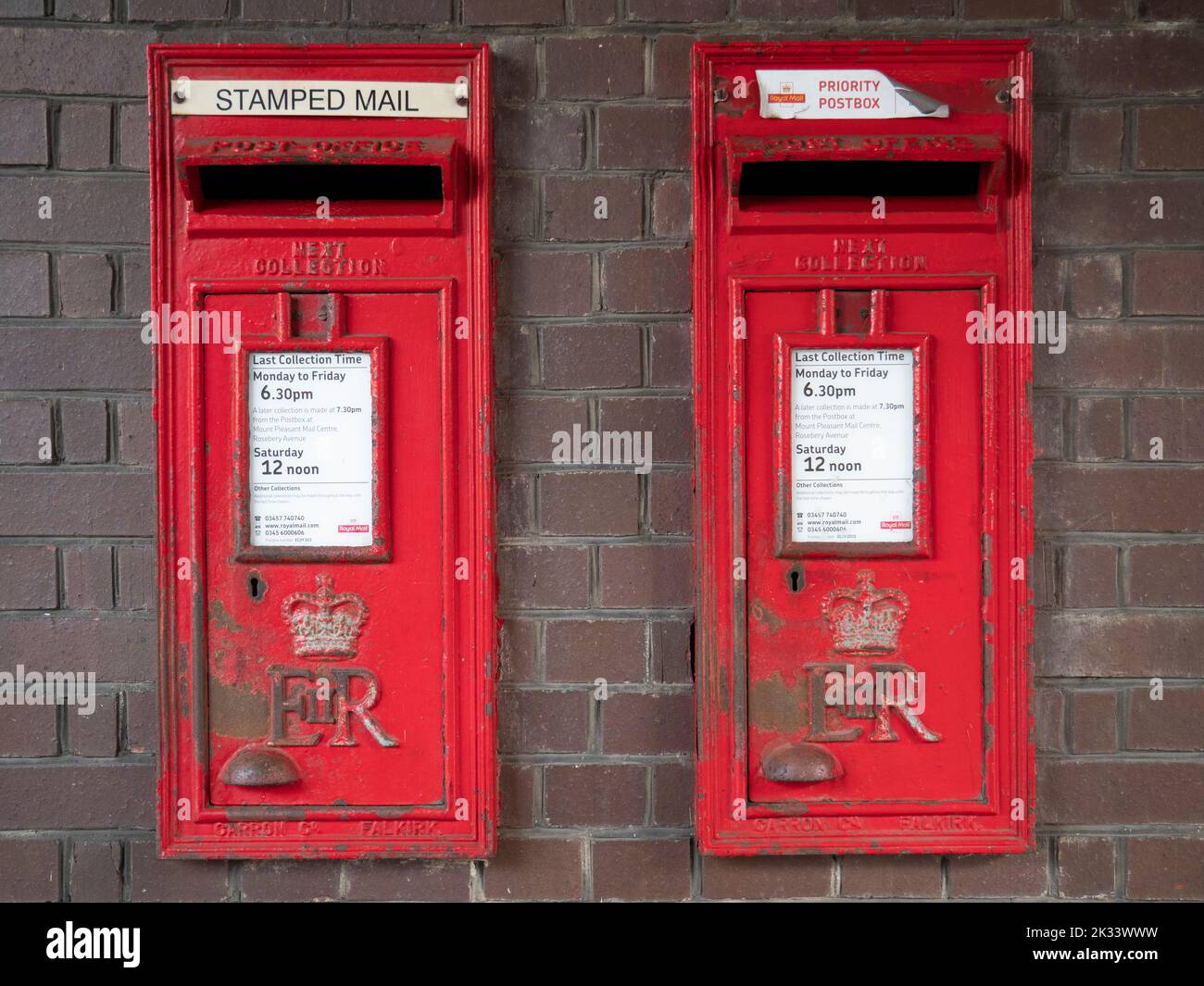 Boîte postale rouge au mur, boîte postale en fonte ER II montée au mur Photo Stock Alamy