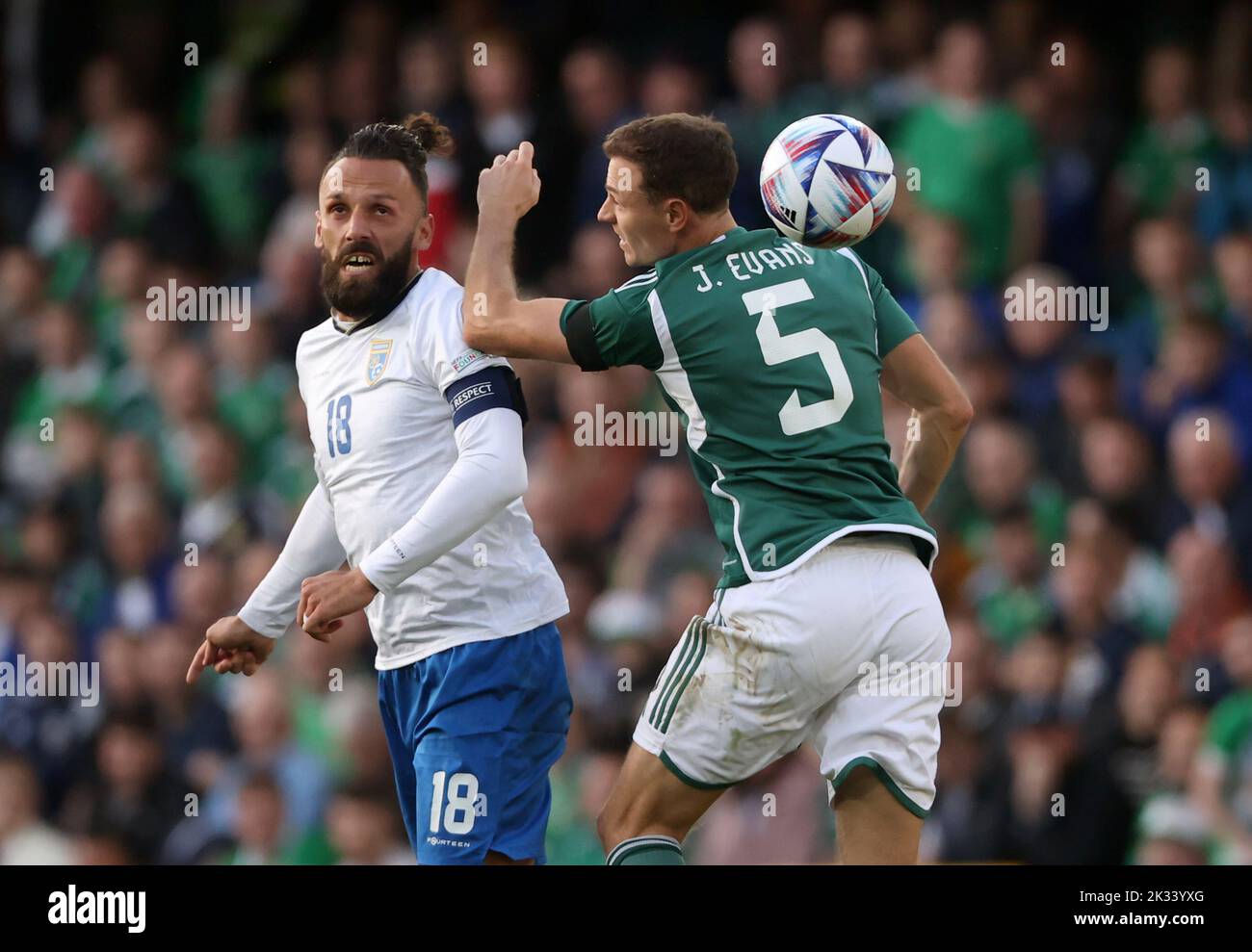 Vedat Muriqi (à gauche) au Kosovo et Jonny Evans en Irlande du Nord se battent pour le ballon lors du match du groupe J de la Ligue des Nations de l'UEFA à Windsor Park, à Belfast. Date de la photo: Samedi 24 septembre 2022. Banque D'Images