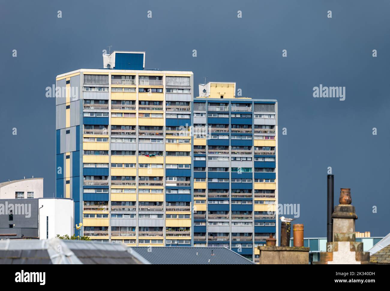 Un ciel sombre orageux avec un bloc de tours d'appartements, Citadel court, Leith, Édimbourg, Écosse, ROYAUME-UNI Banque D'Images