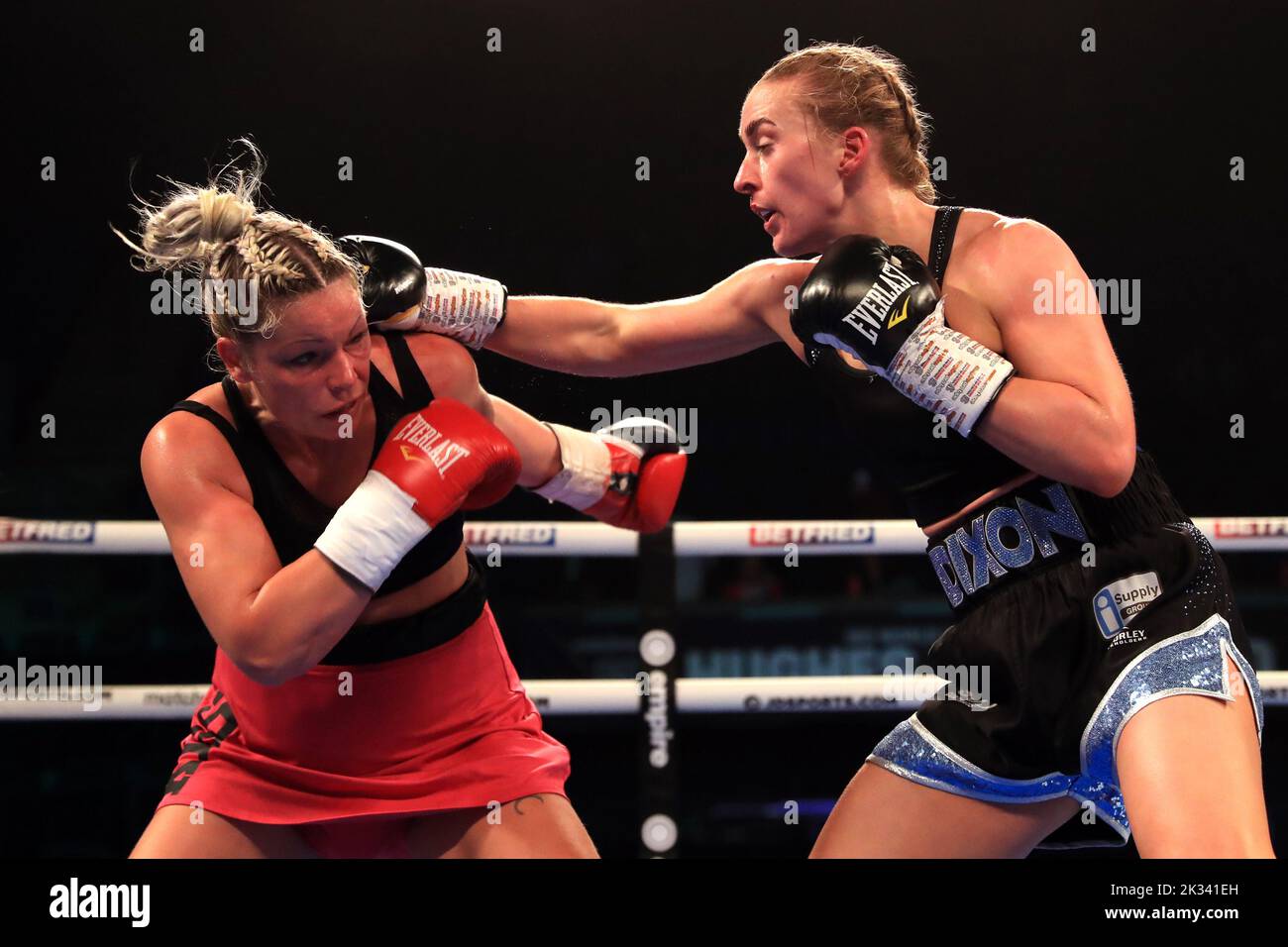 Rhiannon Dixon (à droite) en action contre Edina Kiss dans le concours léger à Motorpoint Arena, Nottingham. Date de la photo: Samedi 24 septembre 2022. Banque D'Images