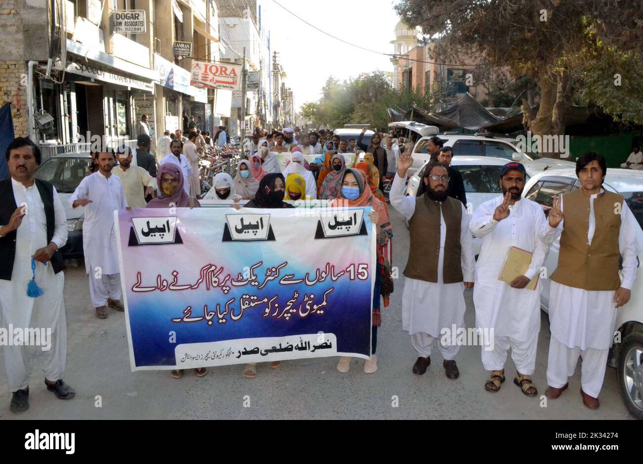 Des membres de l'Association des enseignants de l'école communautaire du Baloutchistan tiennent une manifestation de protestation pour la régularisation de leurs emplois, au club de presse de Quetta, samedi, à 24 septembre 2022. Banque D'Images