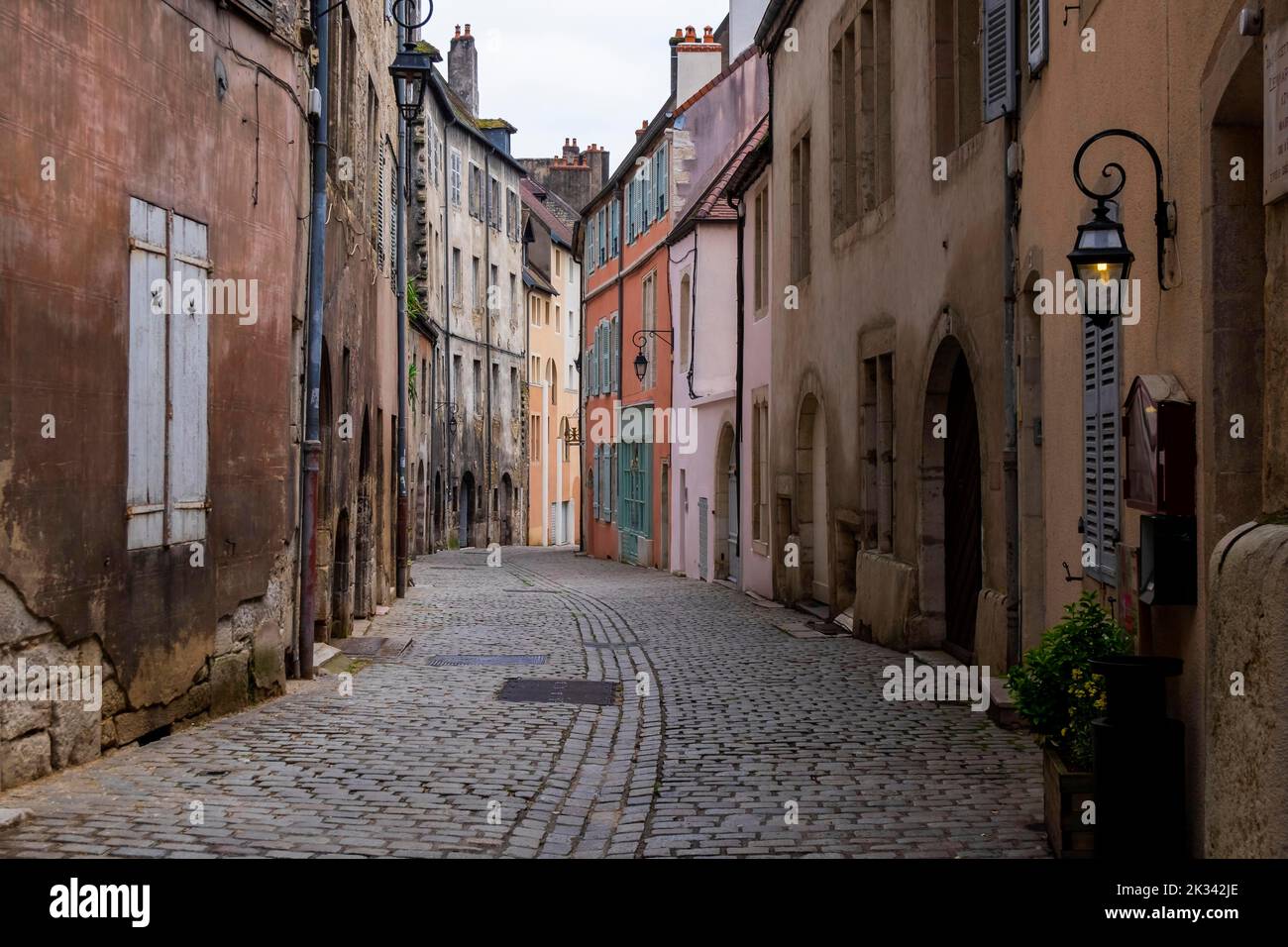 Allée dans la vieille ville historique, Dole, département du Jura, Franche-Comté, France Banque D'Images