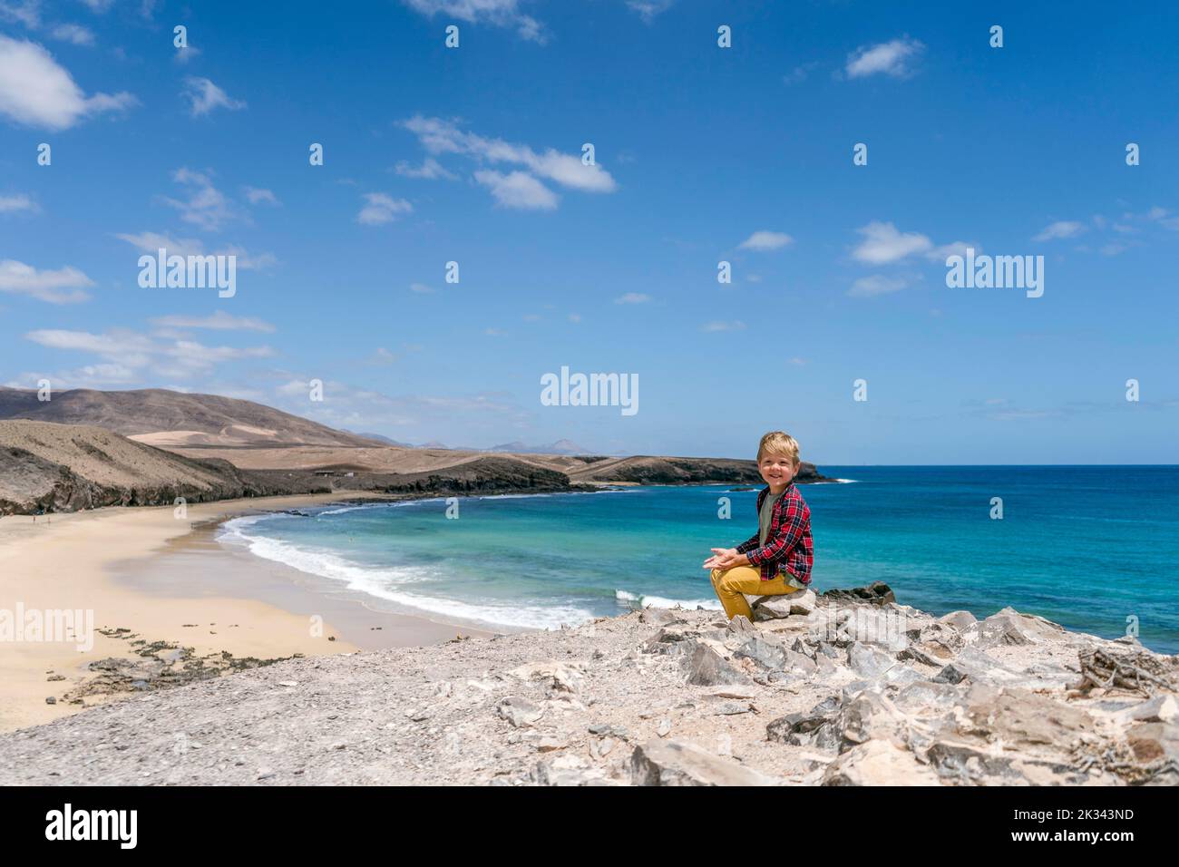 Petit garçon appréciant le paysage de la plage appelée Caleta del Congrio dans le parc national de Los Ajaches à Lanzarote, îles Canaries, Espagne Banque D'Images