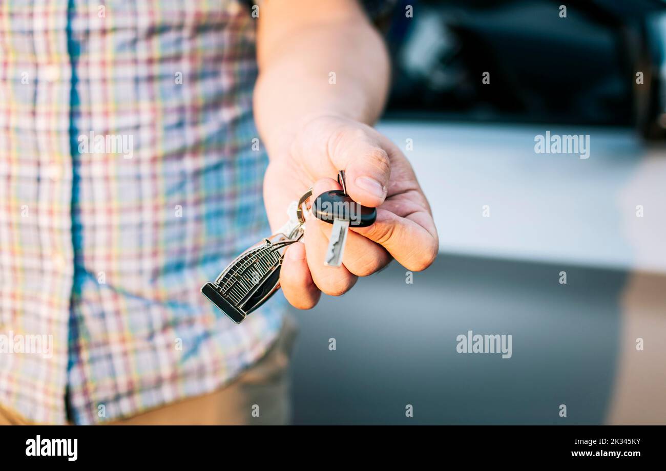 Mains du conducteur montrant les clés de la voiture, gros plan des mains du conducteur montrant les clés, concept de location de véhicule. Gros plan des personnes portant les clés de la voiture Banque D'Images