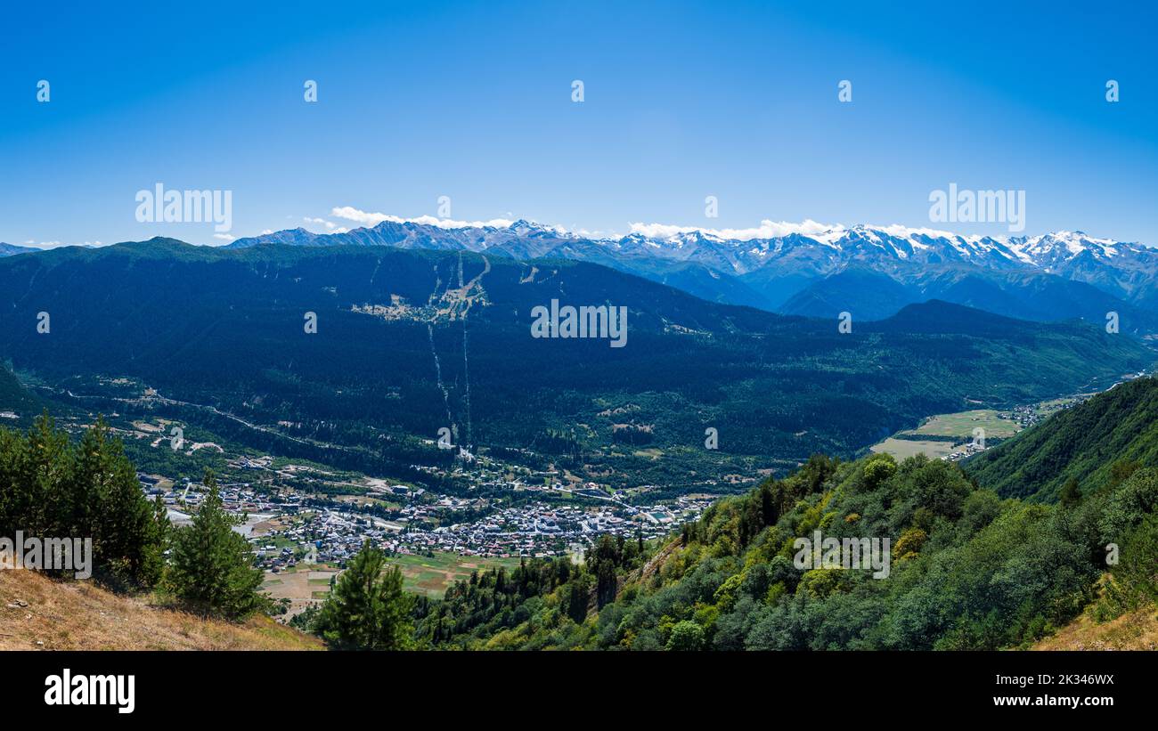 Panorama du paysage de Mestia avec tours de Svan, montagnes dans la région de Svaneti, Géorgie. Mestia, dans la région de Svaneti, est une destination touristique populaire Banque D'Images