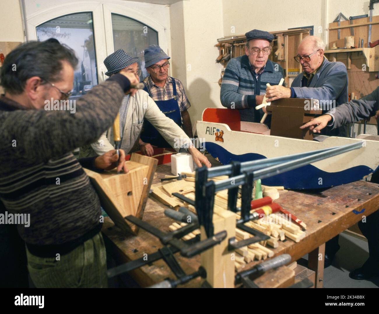 Dortmund. ZWAR- le réseau entre le travail et la retraite. Les retraités font des jouets pour enfants et d'autres objets gratuitement dans leur temps libre. Banque D'Images