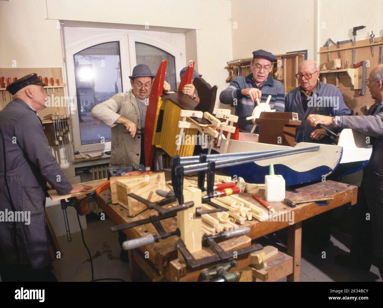 Dortmund. ZWAR- le réseau entre le travail et la retraite. Les retraités font des jouets pour enfants et d'autres objets gratuitement dans leur temps libre. Banque D'Images