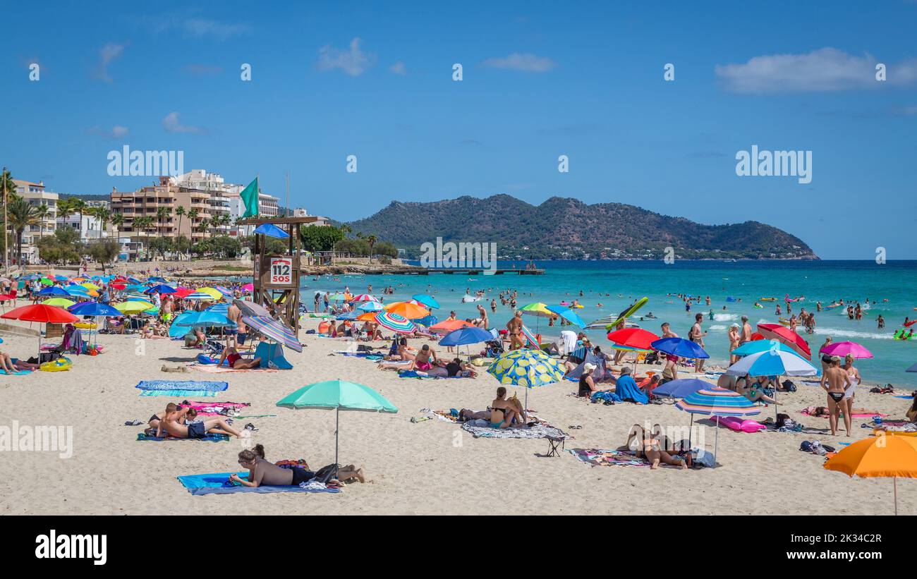 Plage animée Playa de Sant Llorenc, Cala Millor, Majorque, Espagne Banque D'Images