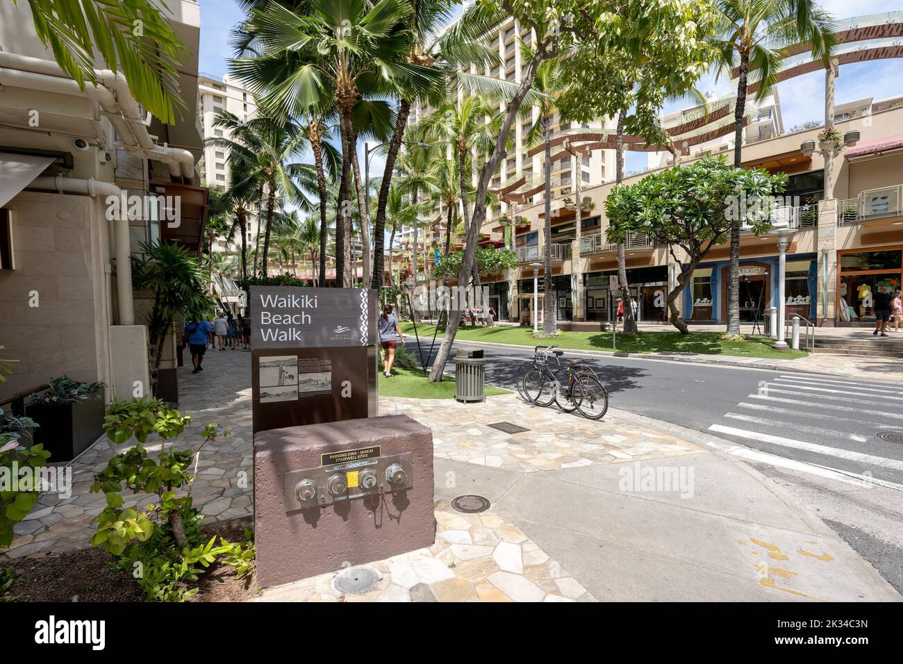 Waikiki Beach Walk, Lewers Street, Honolulu, Oahu, Hawaï, États-Unis, Amérique du Nord Banque D'Images