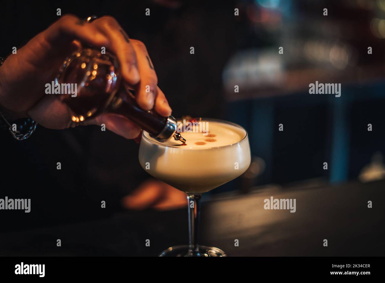 barman préparant un cocktail au bar Banque D'Images