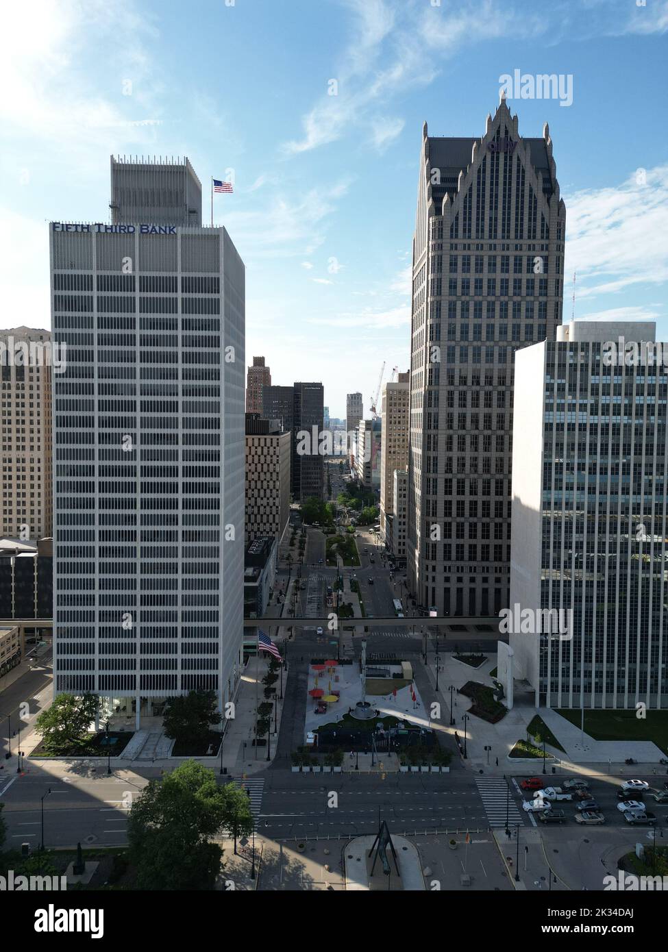 Vue de drone sur les tours du gratte-ciel de One Woodward Avenue dans le centre-ville de Detroit, Michigan, à la lumière du jour Banque D'Images