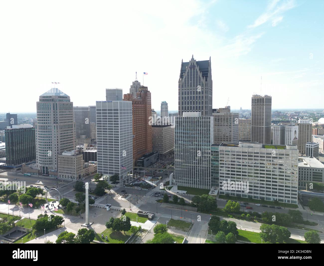 Vue de drone sur les tours gratte-ciel de Hart Plaza dans le centre-ville de Detroit, Michigan, à la lumière du jour Banque D'Images